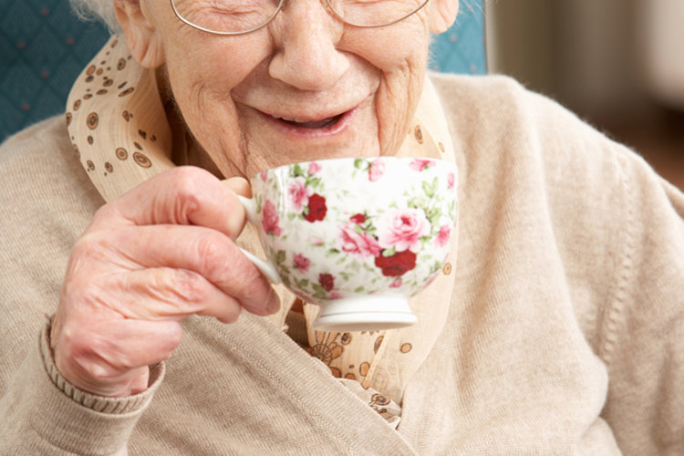 Seniorit kutovat sukkia