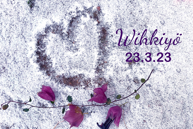 Lumeen on piirretty sydän, sen alla on violettikellokukkainen köynnöksen oksa. Kuvassa lukee: Wihkiyö 23.3.2023.