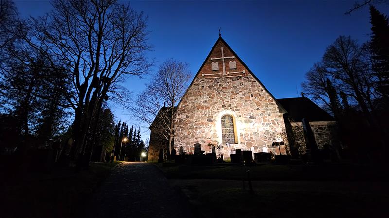 Korjaustyöt odottavat Espoon keskiaikaista kivikirkkoa keväällä 2025.
