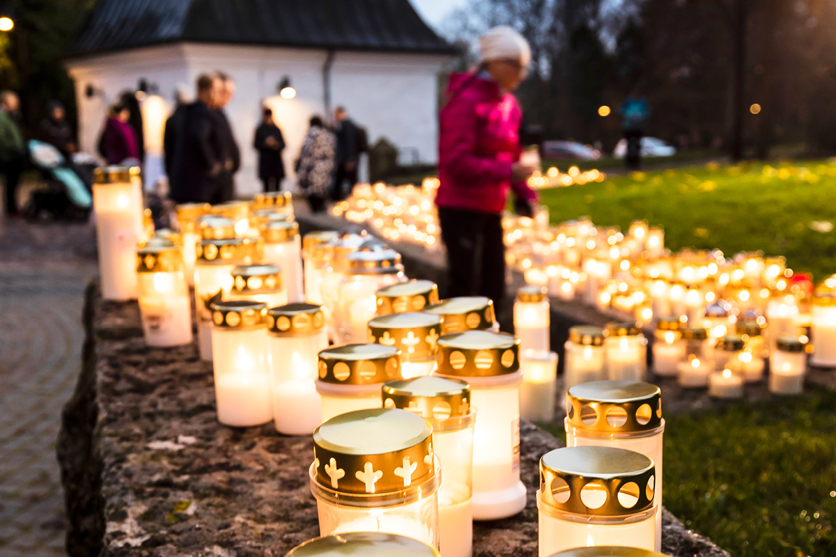 Muistokynttilöiden rivi kasvavat Kirkon hautausmaalla Espoon tuomiokirkon edessä.