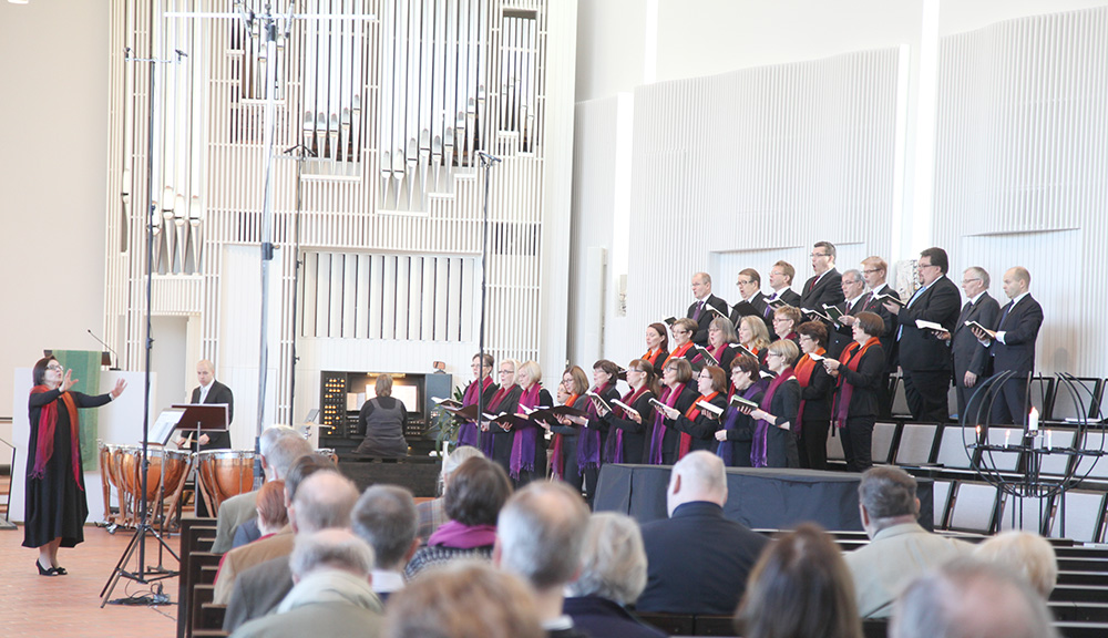 Olarin kirkon messu 14.10.2012, kuvassa muusikoita, kuoro ja seurakuntaa.