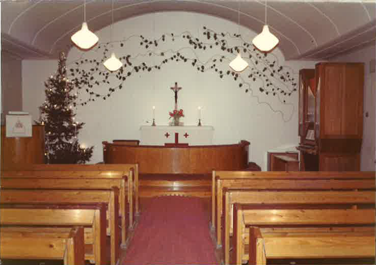 Niittykummun kappelin sisäkuva, jossa se on vielä kirkkona.