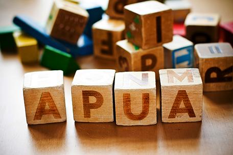 kuvassa puupalikat joissa lukee teksti apua