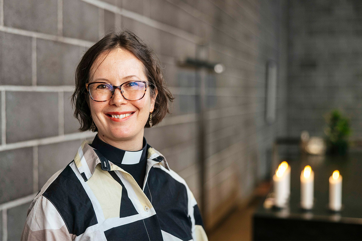 Elina Hellqvist Tapiolan kirkon alttarilla.