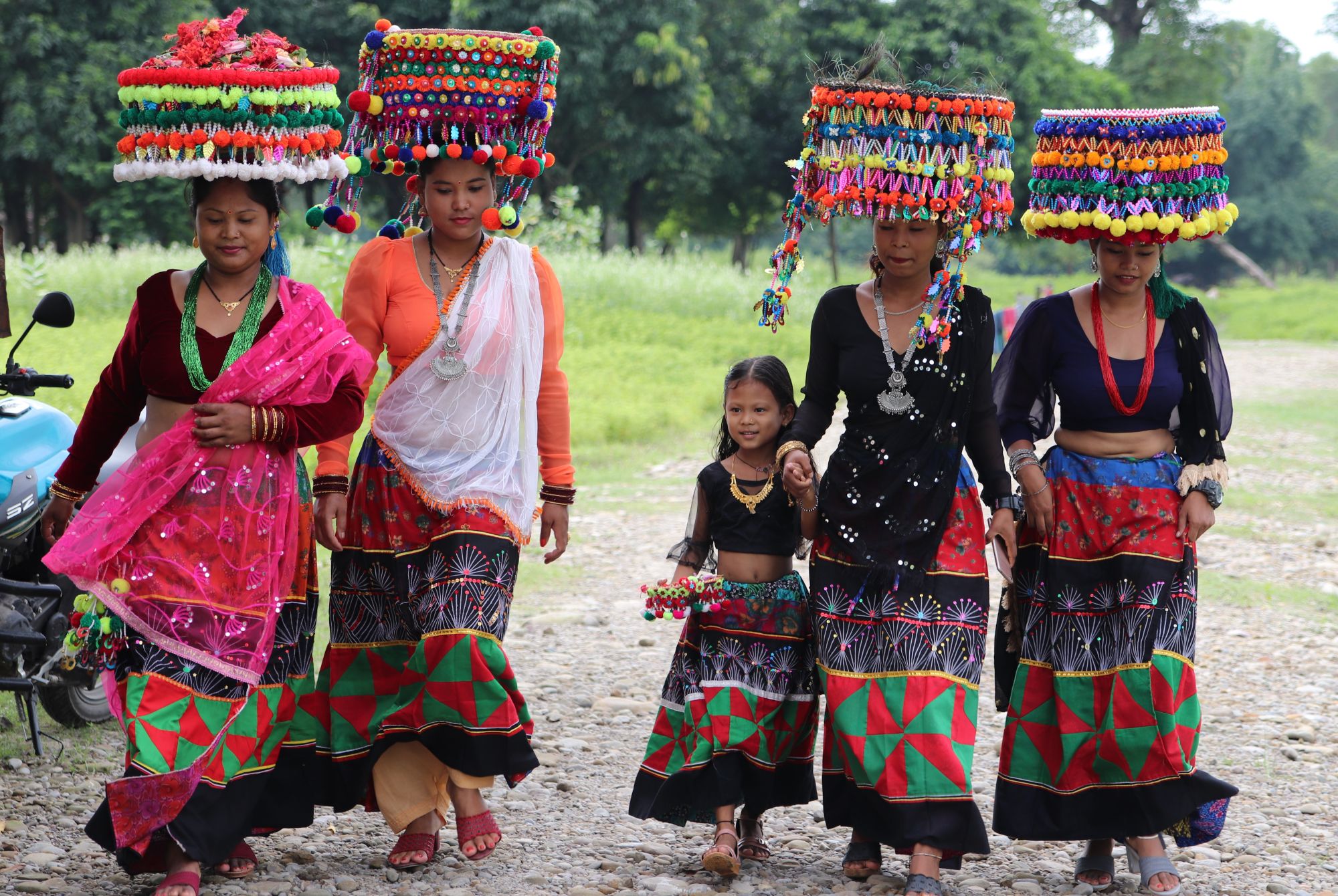Nepalissa otettu kuva, jossa on naisia ja lapsia kävelemässä rinnakkain.