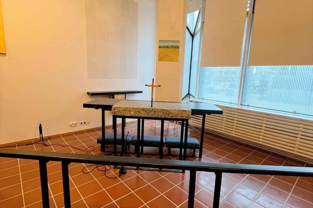 Alttari jossa vain risti jäljellä