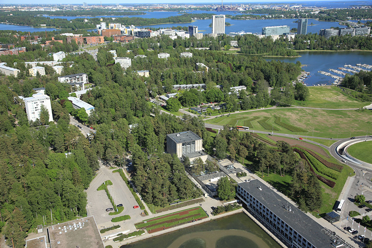 Tapiolan kirkko ilmasta kuvattuna Keilaniemen suuntaan.