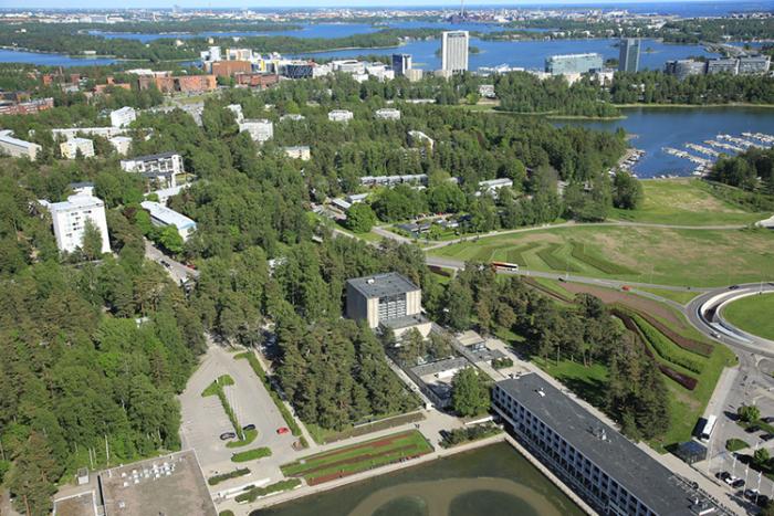Tapiolan kirkko ilmasta itään päin.